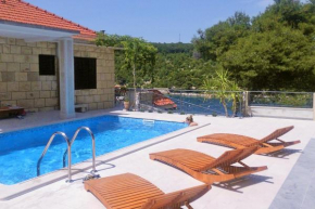 Seaside family friendly house with a swimming pool Puntinak, Brac - 767
